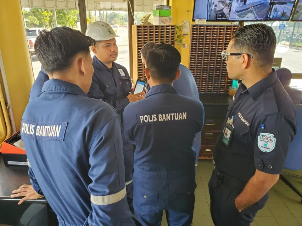 TrackerHero staff training security officers on the patrol system at a customer site