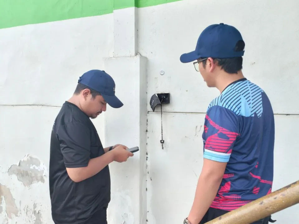 TrackerHero staff setting up a patrol checkpoint at a customer site in Perlis
