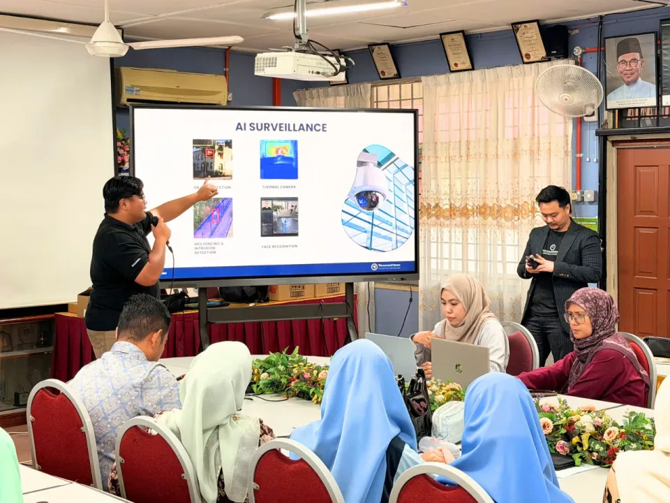 Product showcase and AI talk at SMK Padang Tembak
